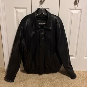 Classic black leather jacket Kenneth Cole. Size large zip in liner like new